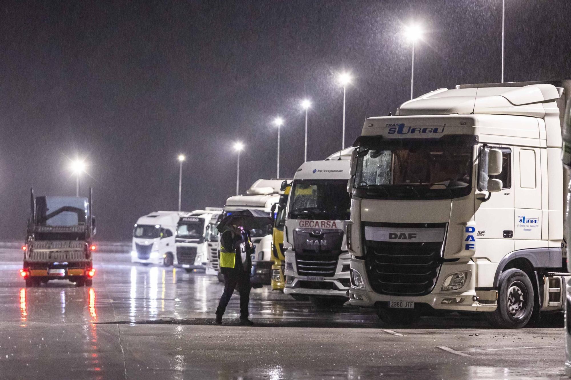 Así esperan los transportistas en Villallana (Lena) tras el cierre del puerto de Pajares al tráfico de camiones por la nieve