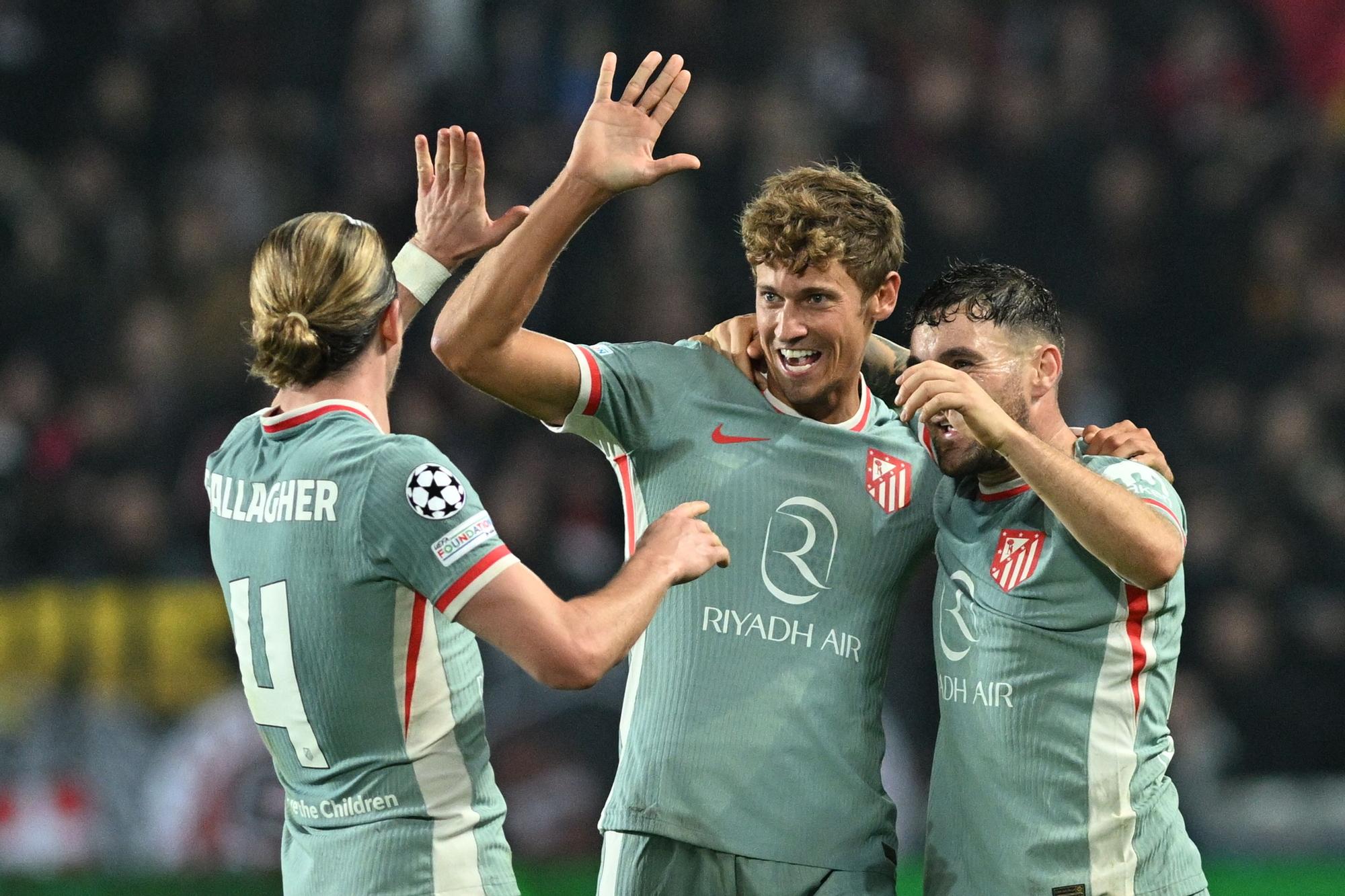 26 de noviembre de 2024, República Checa, Praga: Marcos Llorente (C), del Atlético de Madrid, celebra marcar el segundo gol de su lado con sus compañeros de equipo durante el partido de fútbol de la Liga de Campeones de la UEFA entre el AC Sparta Praga y el Atlético de Madrid en el epet ARENA. Foto: Øíhová Michaela/CTK/dpa 26/11/2024 SÓLO PARA USO EN ESPAÑA. Øíhová Michaela/CTK/dpa;Deportes;fútbol;deportes;Liga de Campeones de la UEFA - AC Sparta Praga vs Atlético de Madrid;