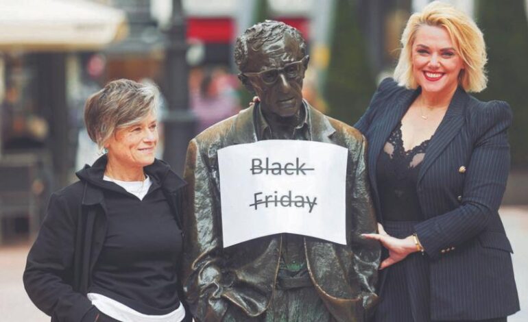 REBELDES CONTRA BLACK FRIDAY | Hablan las objetoras del Black Friday en Oviedo, que se niegan a caer en esta moda: «Si hago descuentos, ¿con qué vivo yo?»