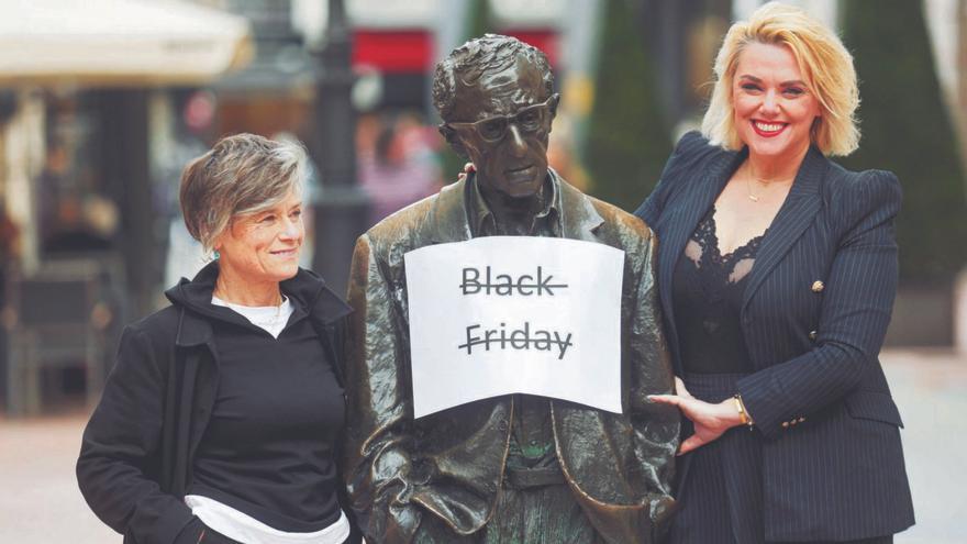 REBELDES CONTRA BLACK FRIDAY | Hablan las objetoras del Black Friday en Oviedo, que se niegan a caer en esta moda: «Si hago descuentos, ¿con qué vivo yo?»