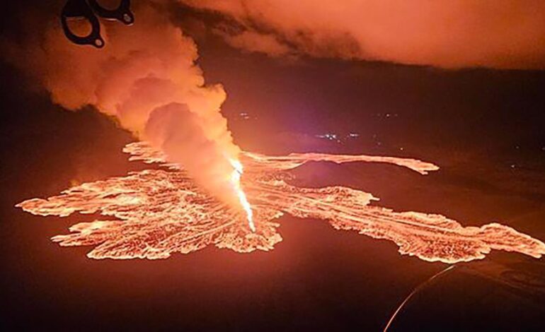 Una nueva erupción volcánica en Islandia obliga a evacuar la localidad de Grindavik