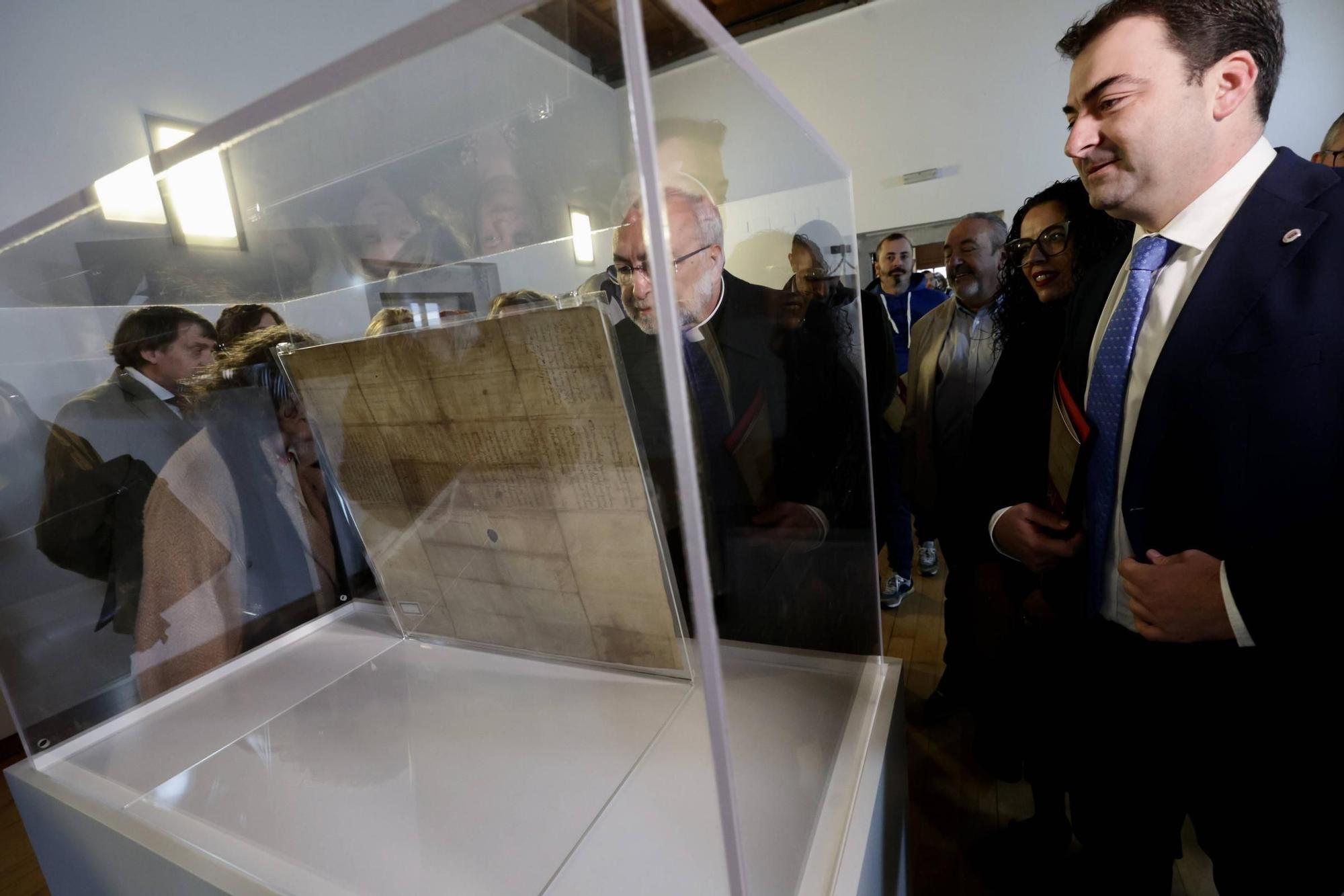 Exposición del documento fundacional del monasterio de San Salvador de Cornellana