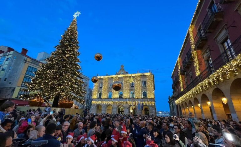 LUCES NAVIDAD GIJÓN | Gijón ya brilla con su alumbrado navideño: «Está todo muy bonito y el árbol de la plaza Mayor impone»