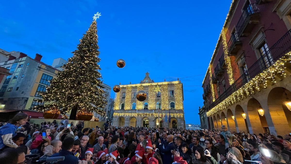 LUCES NAVIDAD GIJÓN | Gijón ya brilla con su alumbrado navideño: «Está todo muy bonito y el árbol de la plaza Mayor impone»