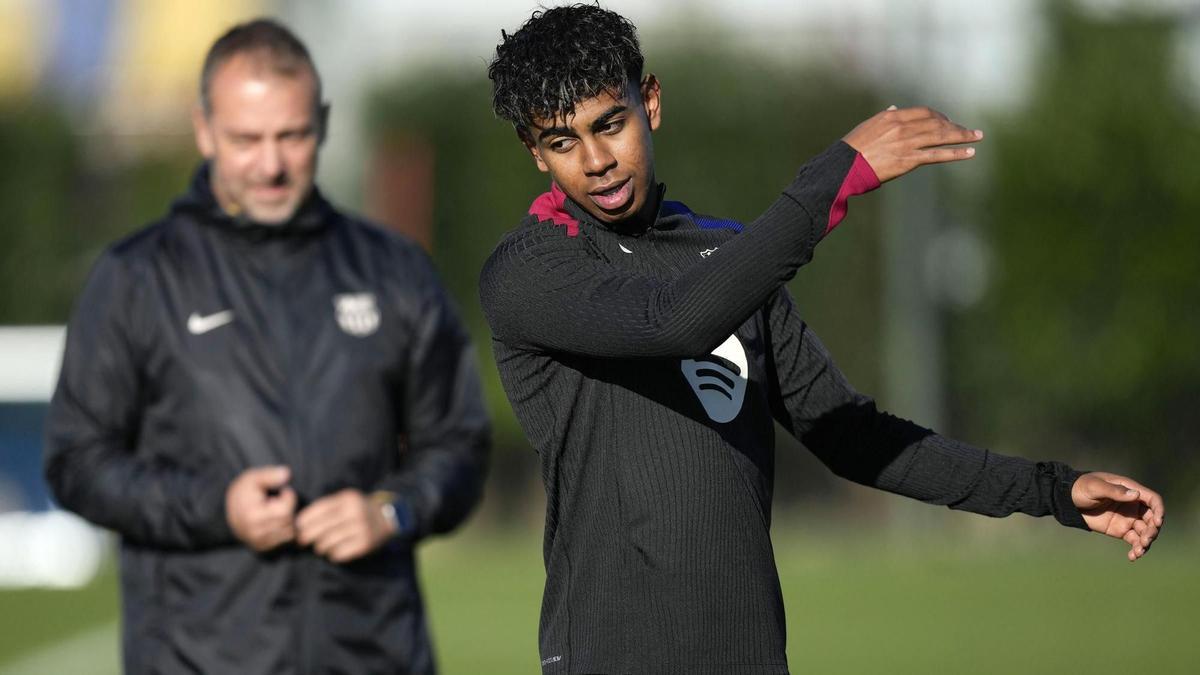 Lamine Yamal y Hansi Flick, en el entrenamiento del Barça antes de recibir al Las Palmas en Montjuïc.