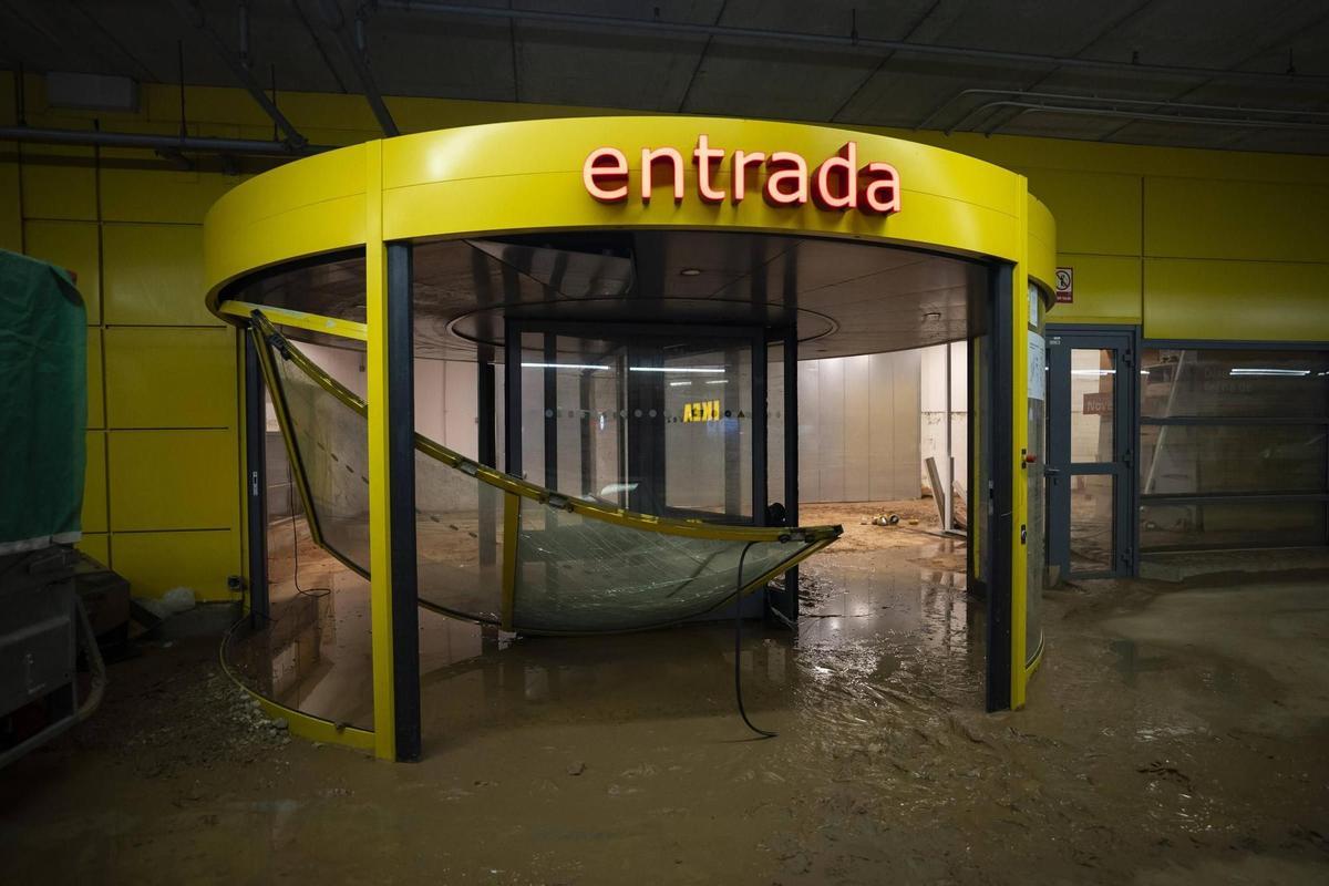 La puerta de acceso a Ikea Alfafar en el nivel de superficie quedó destrozada tras la inundación.