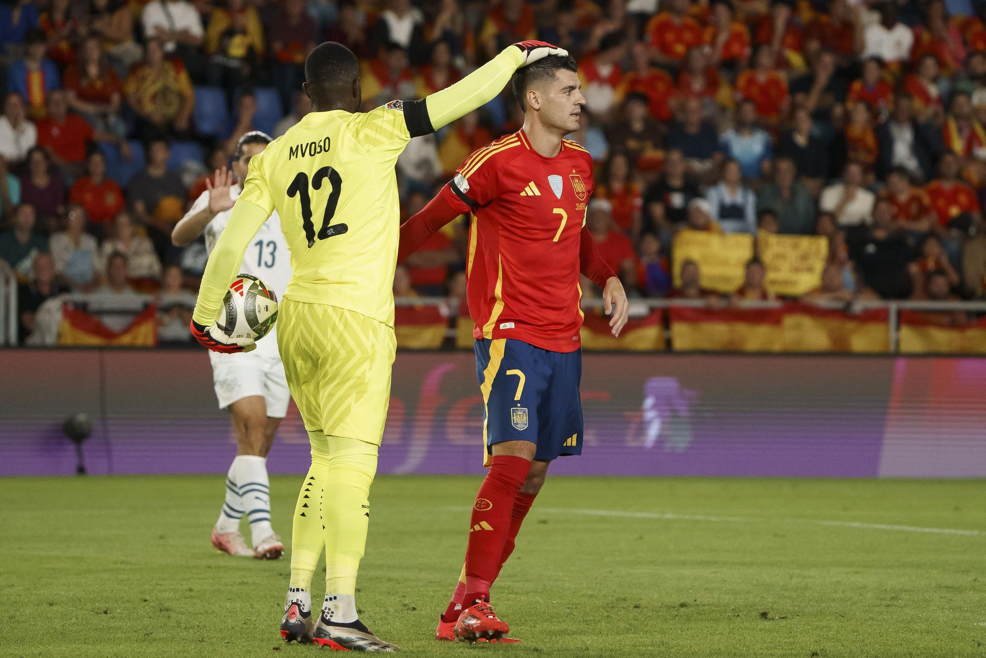 SANTA CRUZ DE TENERIFE, 18/11/2024.- El delantero de la selección española, Álvaro Morata (d), junto al portero de Suiza, Mvogo, durante el partido de la sexta jornada de la UEFA Nations League disputado este lunes en El estadio Heliodoro Rodríguez López de Santa Cruz de Tenerife EFE/Ramón de la Rocha