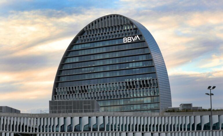 La CNMC ve insuficientes los compromisos de BBVA para la compra de Sabadell y aprecia riesgo para el crédito de pymes