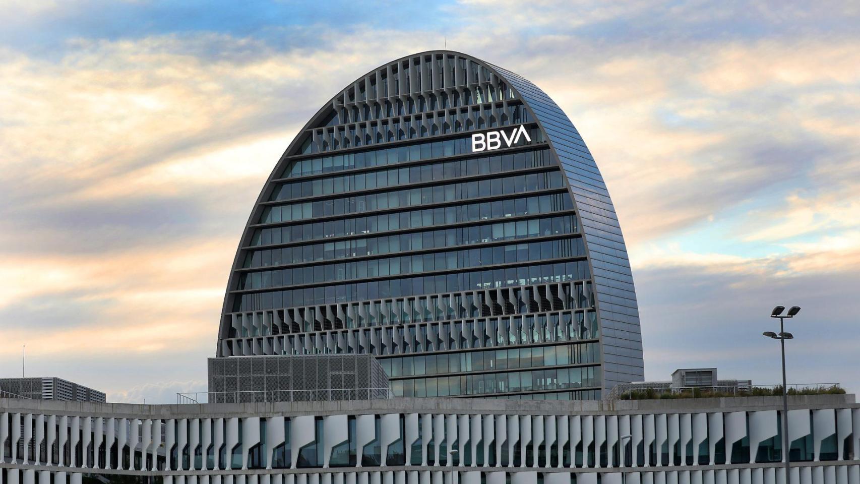 La CNMC ve insuficientes los compromisos de BBVA para la compra de Sabadell y aprecia riesgo para el crédito de pymes