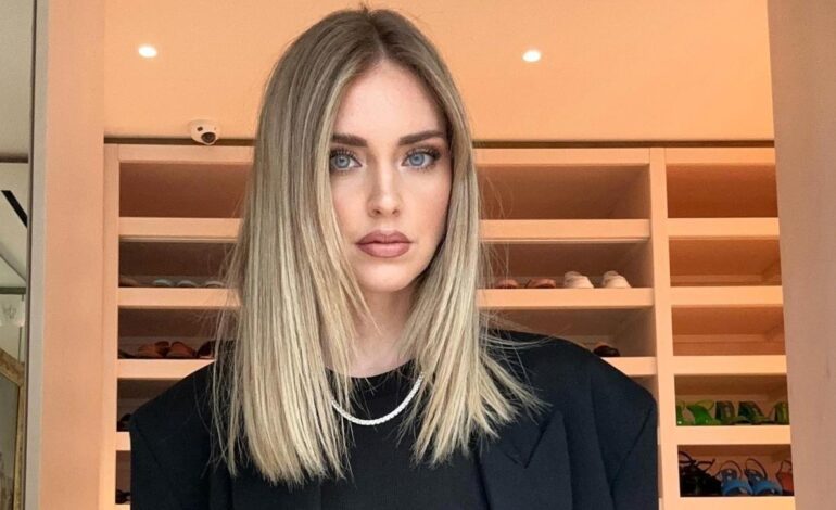 Chiara Ferragni sabe cuál es el color estrella de la temporada y se hace con este bolso burdeos de Bottega Veneta