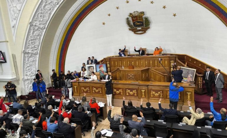 El Parlamento venezolano aprueba una ley que castiga severamente a los opositores que respaldan sanciones económicas de Estados Unidos