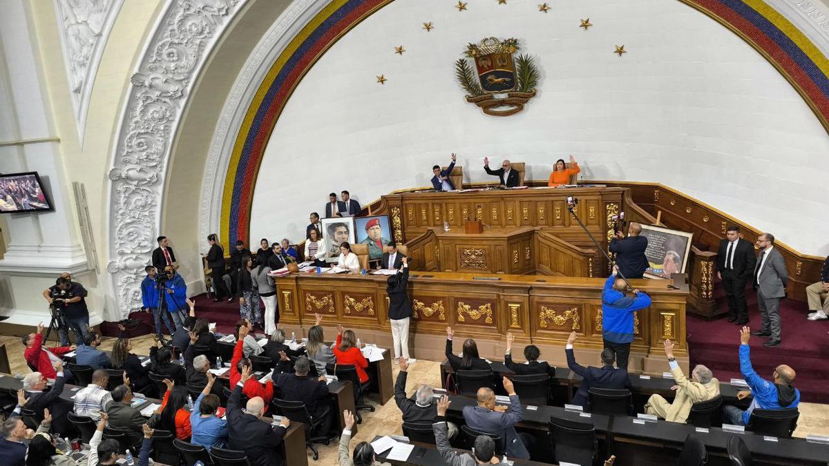 El Parlamento venezolano aprueba una ley que castiga severamente a los opositores que respaldan sanciones económicas de Estados Unidos