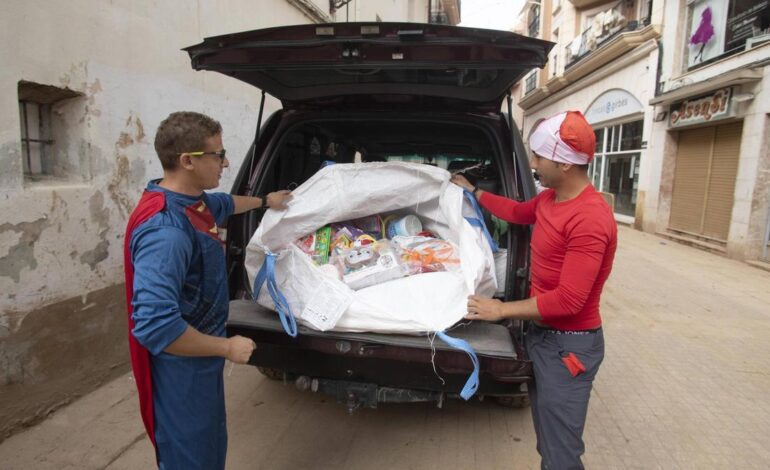 Tres superhéroes reparten juguetes en el municipio valenciano de Algemesí: «Queremos sacarles una sonrisa para que se olviden de esta tragedia»