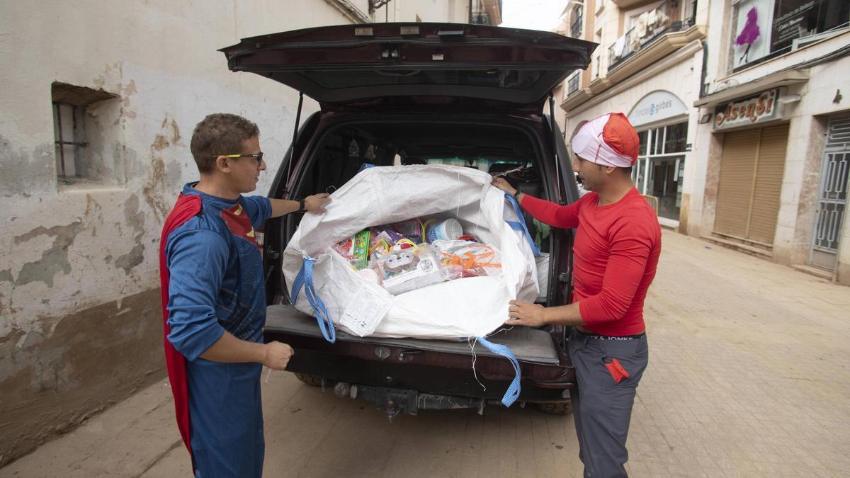 Tres superhéroes reparten juguetes en el municipio valenciano de Algemesí: «Queremos sacarles una sonrisa para que se olviden de esta tragedia»