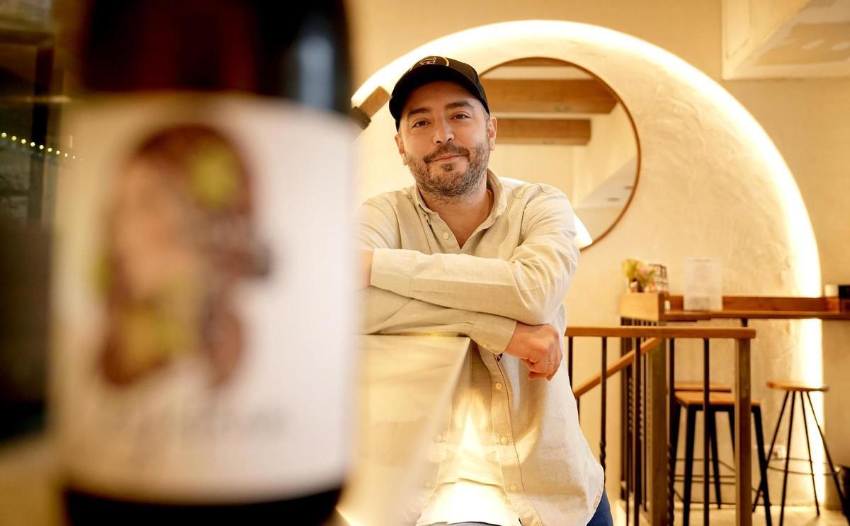 Aaron Guerrero con una botella de vino 'Cayetana' en su restaurante La tía Feli.