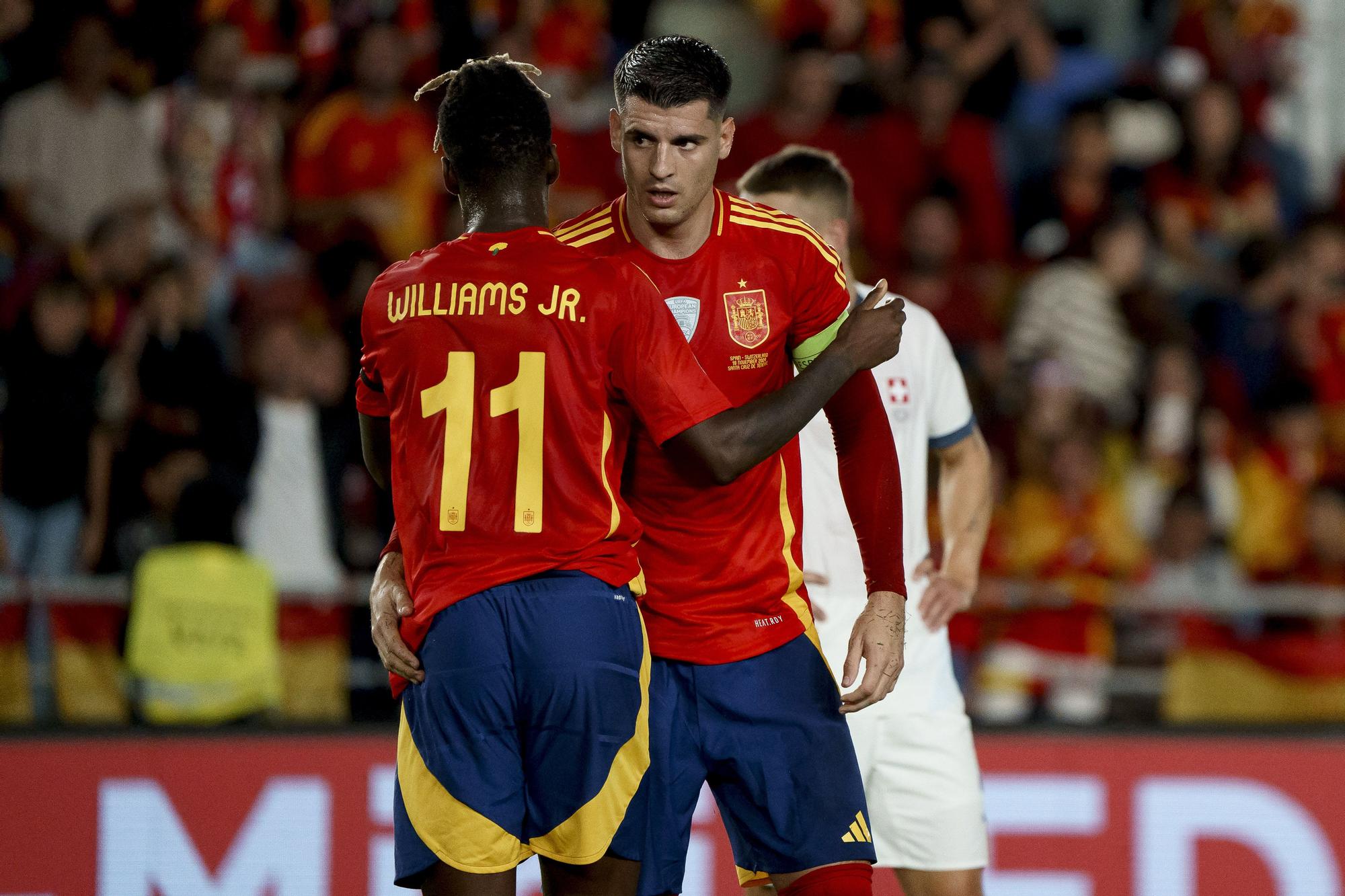 SANTA CRUZ DE TENERIFE, 18/11/2024.- El delantero de la selección española, Morata (d) y el centrocampista Nico Williams (i) durante el partido de la sexta jornada de la UEFA Nations League disputado este lunes en el Heliodoro Rodríguez Estadio López de Santa Cruz de Tenerife ante Suiza EFE/Ramón de la Rocha