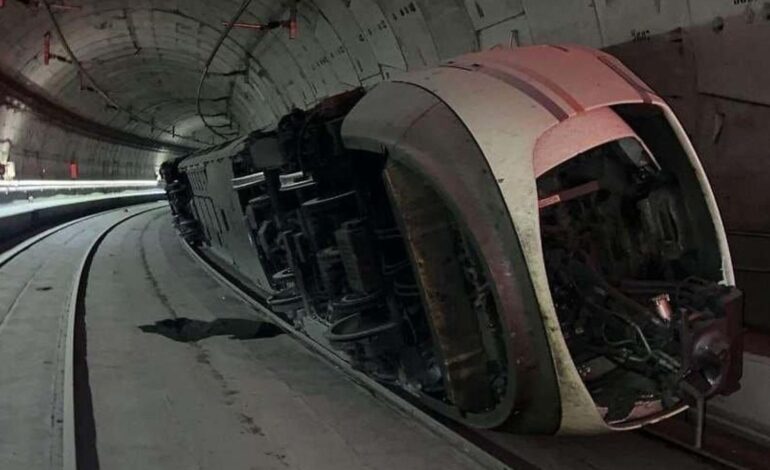 El tren que descarriló en un túnel de Atocha sigue sin ser retirado un mes después del caos ferroviario