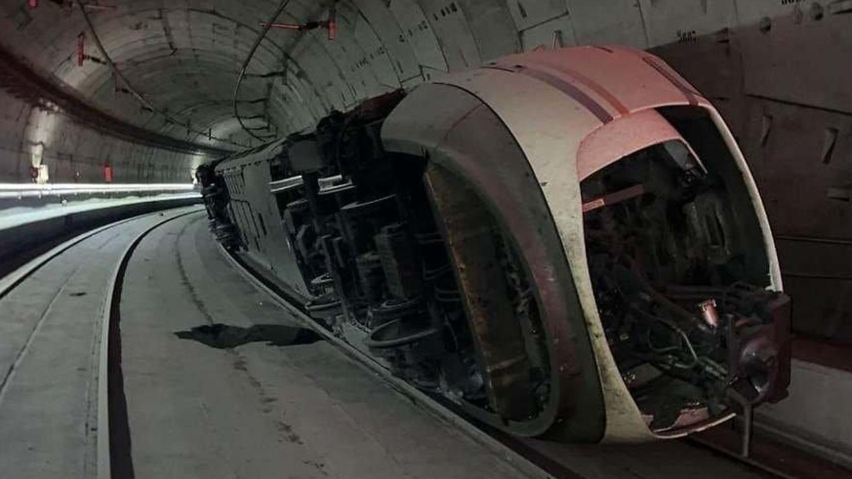 El tren que descarriló en un túnel de Atocha sigue sin ser retirado un mes después del caos ferroviario