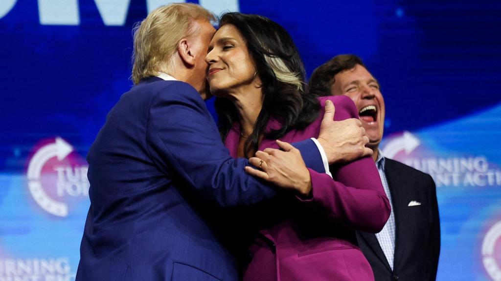 Donald Trump y Tulsi Gabbard en un mitin electoral en Georgia.