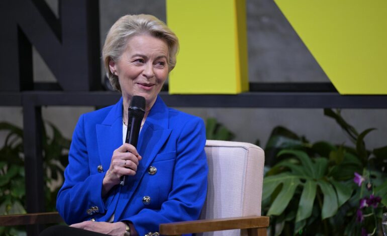 Von der Leyen presta primeros auxilios médicos a un pasajero con problemas en un vuelo entre Zúrich y Bruselas