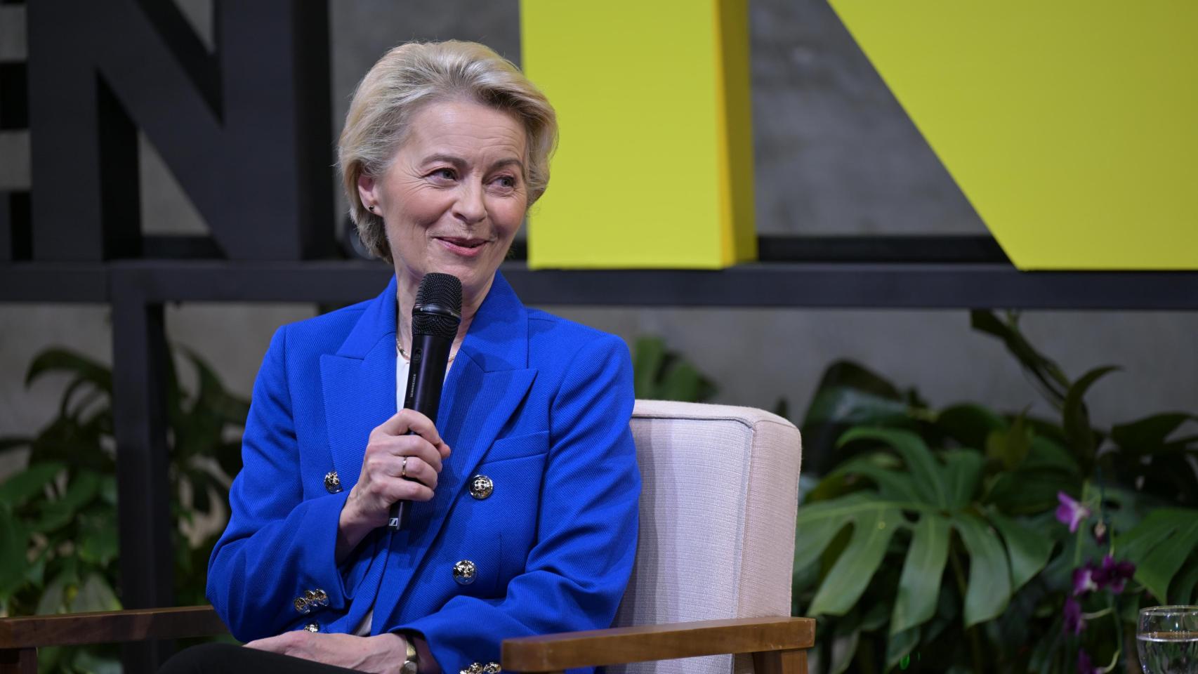 Von der Leyen presta primeros auxilios médicos a un pasajero con problemas en un vuelo entre Zúrich y Bruselas