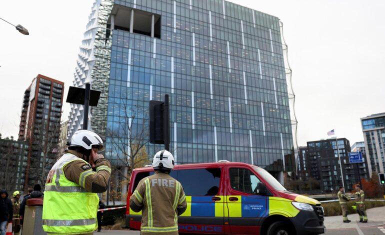 La Policía efectúa la explosión controlada de un paquete sospechoso cerca de la Embajada de EEUU en Londres