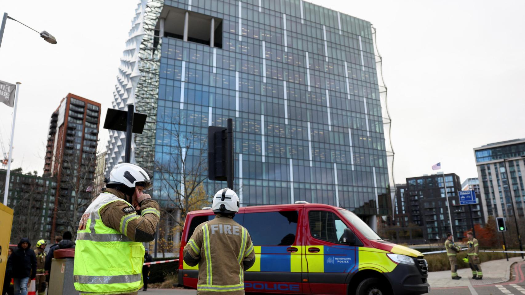 La Policía efectúa la explosión controlada de un paquete sospechoso cerca de la Embajada de EEUU en Londres