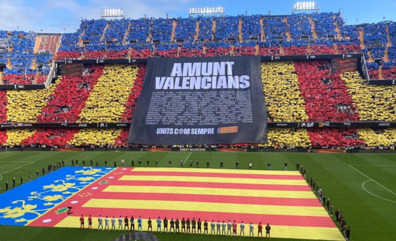 El emocionante homenaje a las víctimas de la DANA en la vuelta del fútbol a Mestalla: «Amunt valencians»