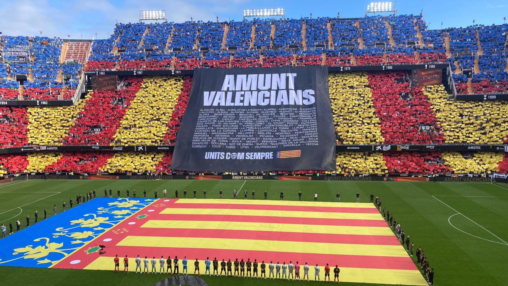 El emocionante homenaje a las víctimas de la DANA en la vuelta del fútbol a Mestalla: «Amunt valencians»