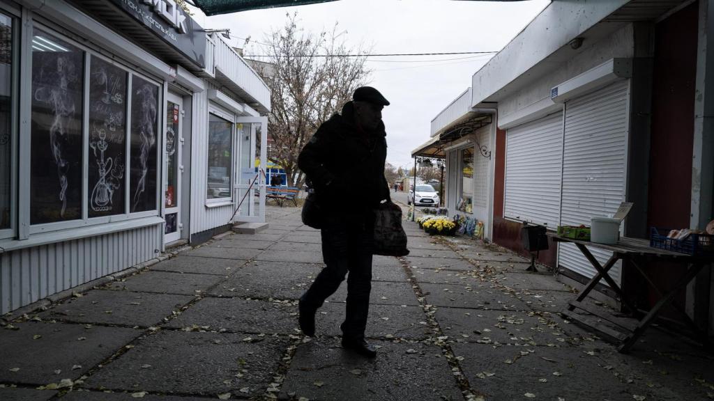 Una calle del centro de Jersón, cubierta por una lona que los comerciantes han instalado para evitar que los drones rusos localicen a las personas cuando hacen compras.