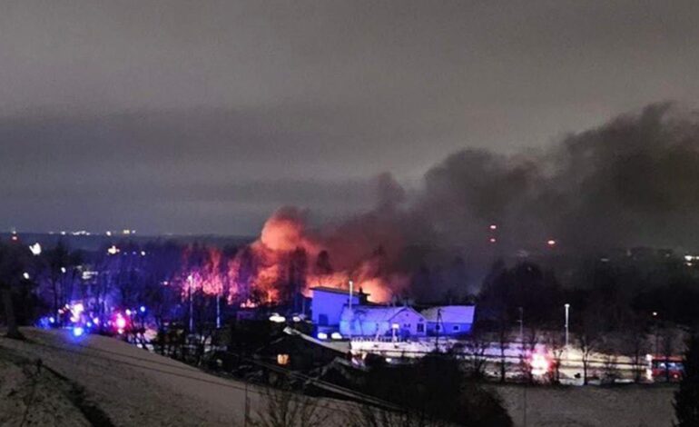 Un muerto y dos heridos tras estrellarse un avión de carga contra una vivienda en Vilna, Lituania