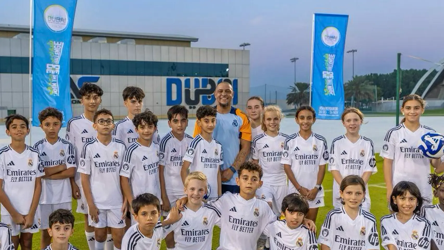 Roberto Carlos, leyenda del Real Madrid, sorprende a los aficionados en el marco de la Dubái Fitness Challenge