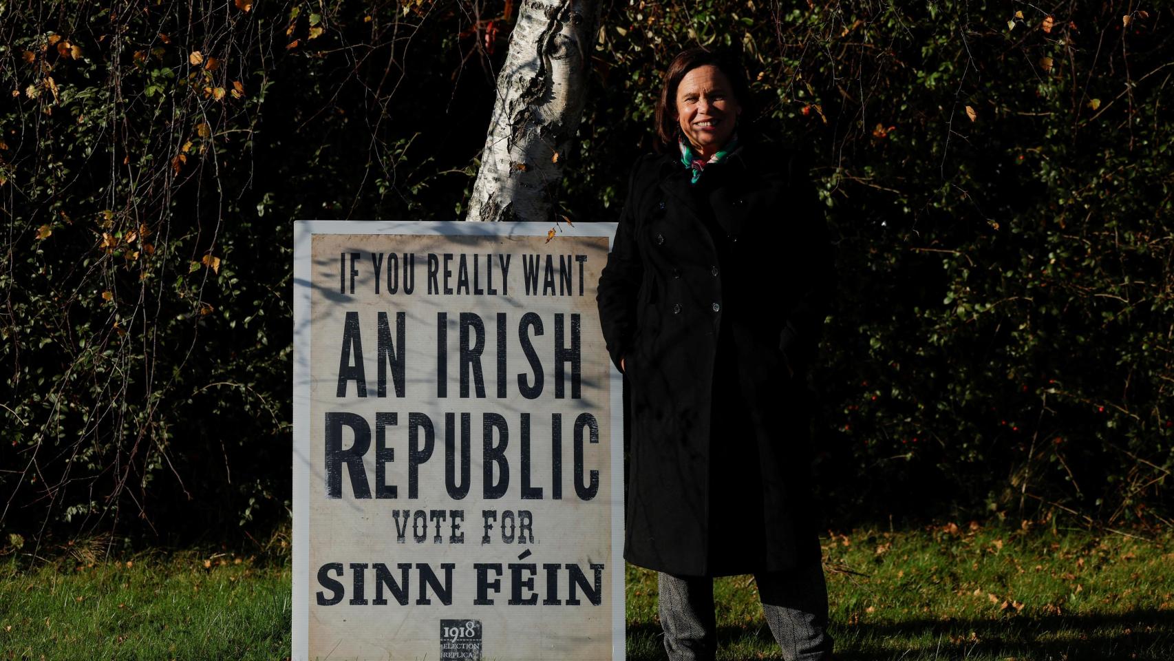 Irlanda decide en unas reñidas elecciones la continuidad de la coalición o el cambio promovido por el Sinn Féin