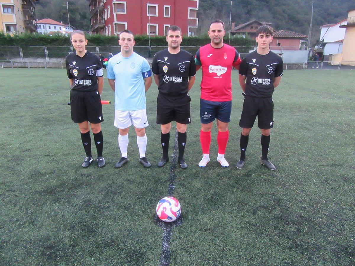 Los capitanes y el trío arbitral.