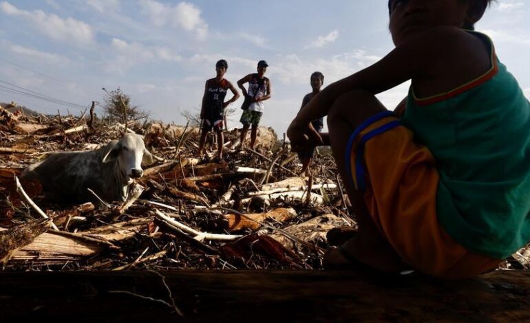 Filipinas evacúa a más de 100.000 personas tras elevar a supertifón a la tormenta Man-yi