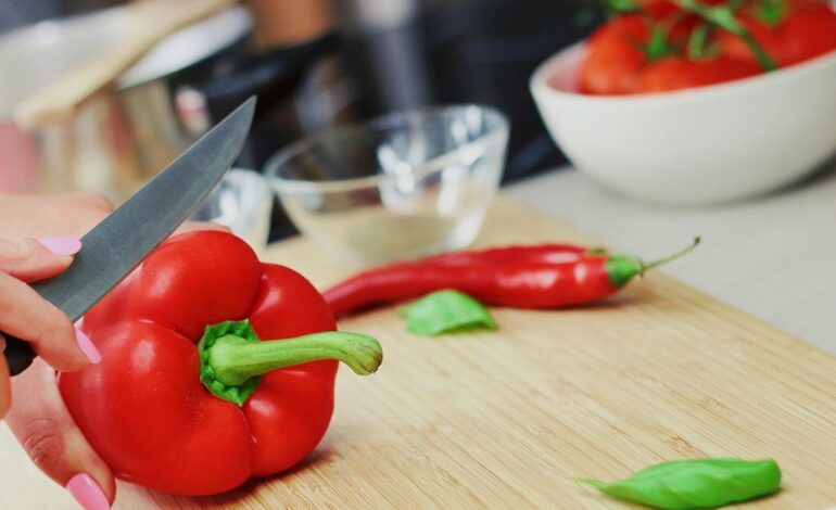 REMEDIOS CASEROS COCINA | Ni bicarbonato ni limón: este es el mejor truco para desinfectar las tablas de la cocina