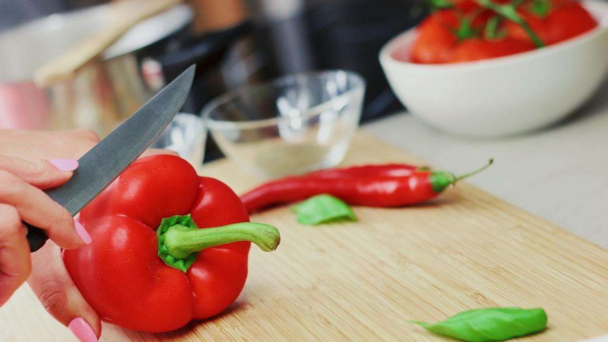 REMEDIOS CASEROS COCINA | Ni bicarbonato ni limón: este es el mejor truco para desinfectar las tablas de la cocina