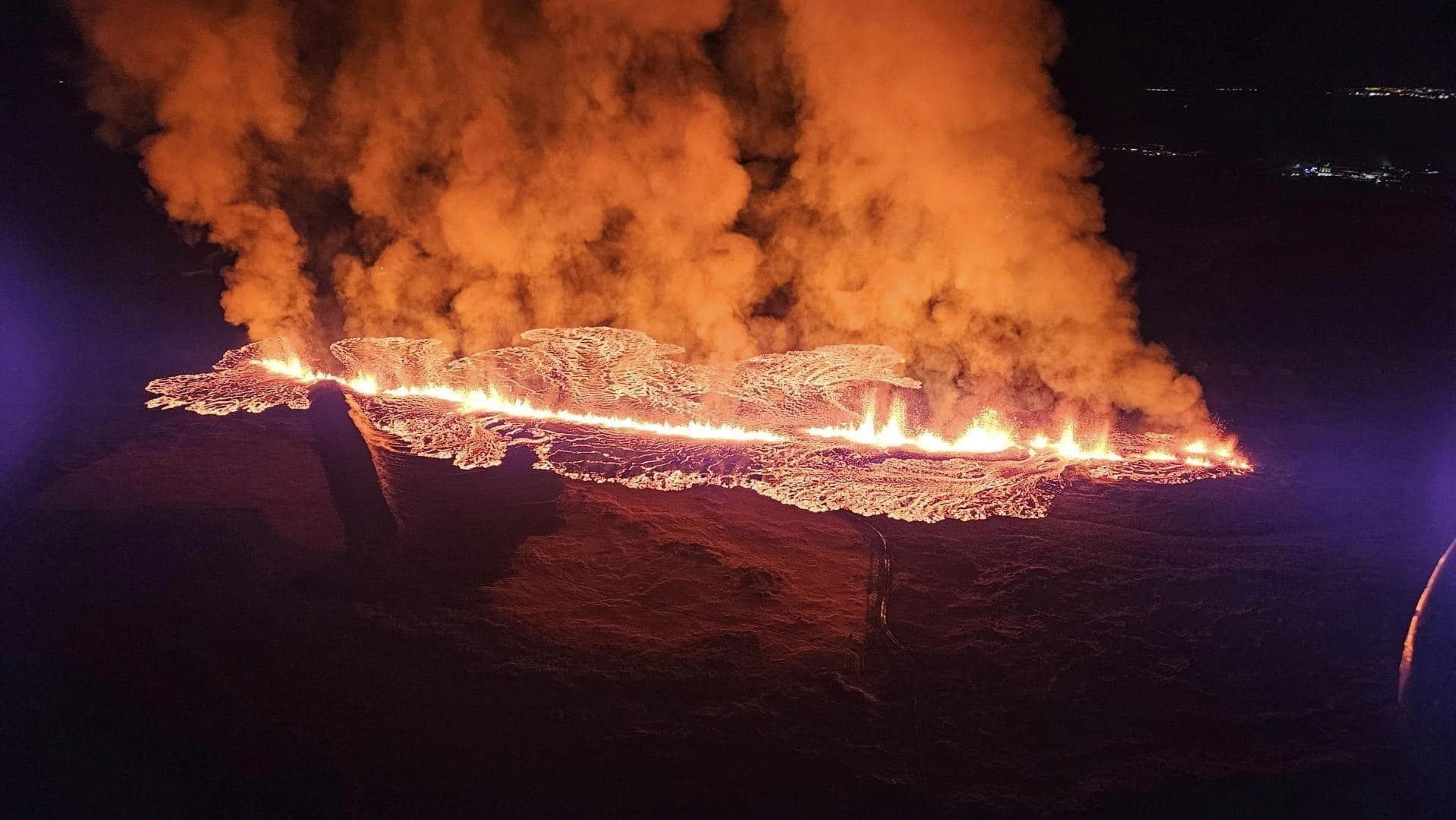 Se abren fisuras volcánicas cerca de Grindavik