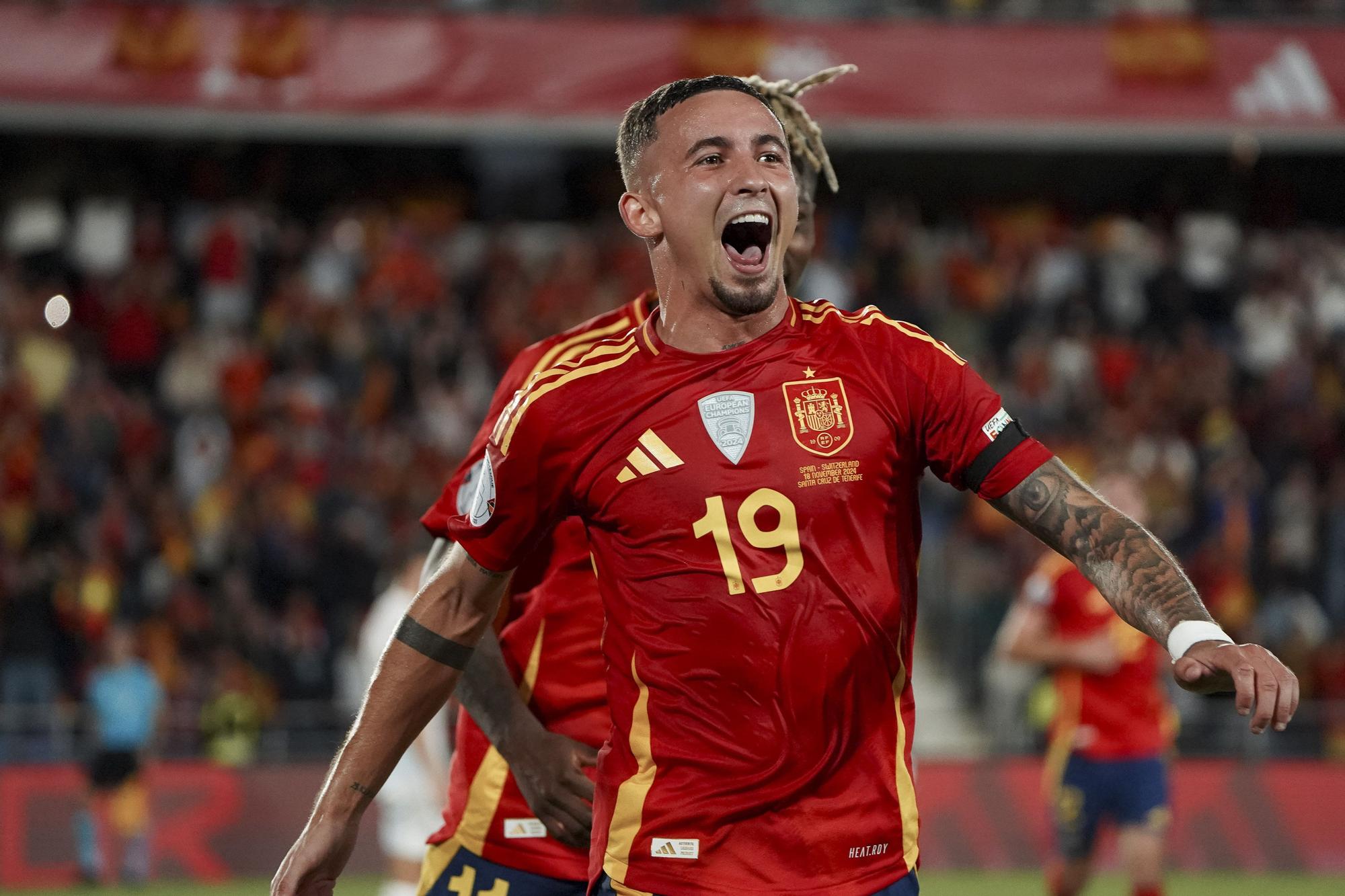 SANTA CRUZ DE TENERIFE, 18/11/2024.- El delantero de la selección española Yeremy Pino celebra su gol contra Suiza durante el partido de la sexta jornada de la Liga de las Naciones de la UEFA disputado este lunes en el estadio Heliodoro Rodríguez López de Santa Cruz de Tenerife versus Suiza EFE/Ramón de la Rocha