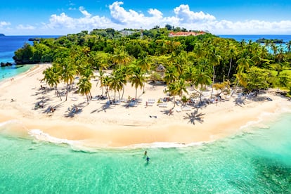 La playa caribeña del islote Cayo Levantado, en la bahía de Samaná (República Dominicana).