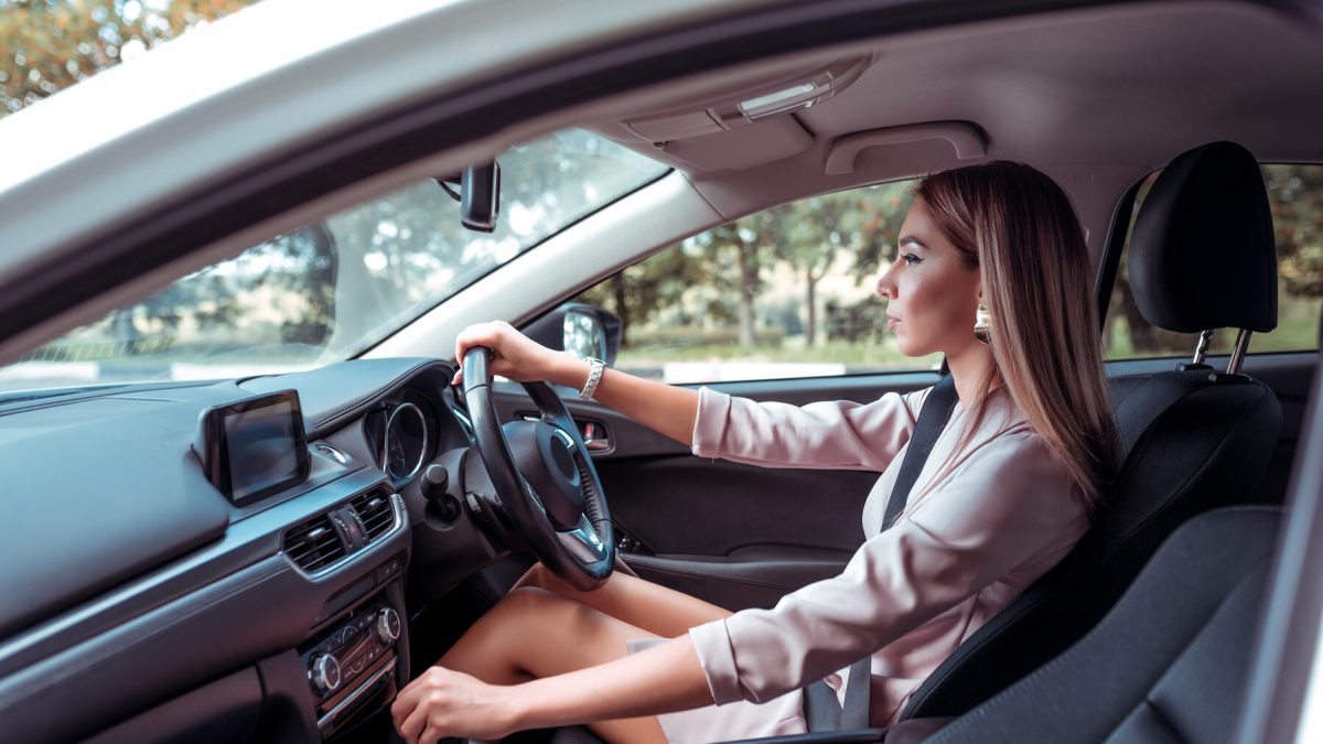 ¿Se puede conducir en España un coche con el volante a la derecha?