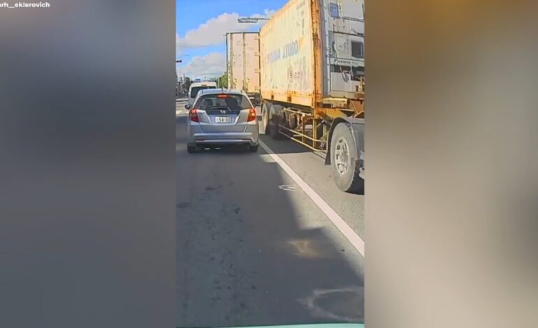 El increíble susto que se ha llevado un conductor al chocar contra el portón de un camión