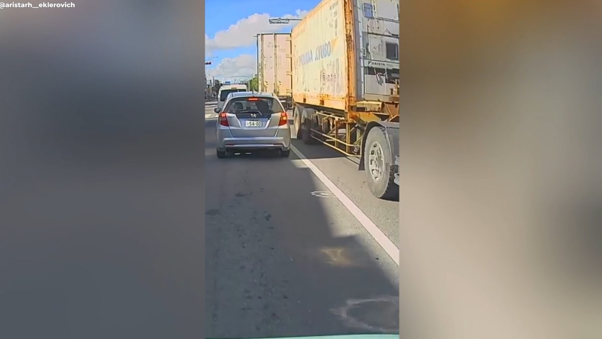 El increíble susto que se ha llevado un conductor al chocar contra el portón de un camión