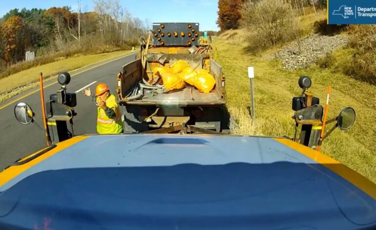 Este obrero casi no lo cuenta: un camión se lleva por delante un vehículo en una zona de obras de Nueva York