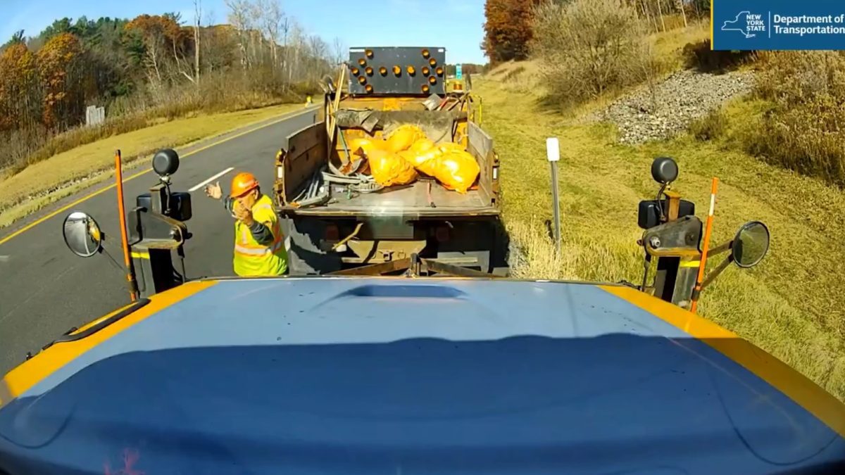 Este obrero casi no lo cuenta: un camión se lleva por delante un vehículo en una zona de obras de Nueva York