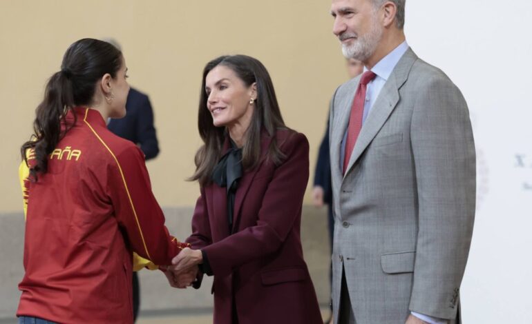 La reina Letizia rescata sus mocasines de tacón cómodo de Massimo Dutti