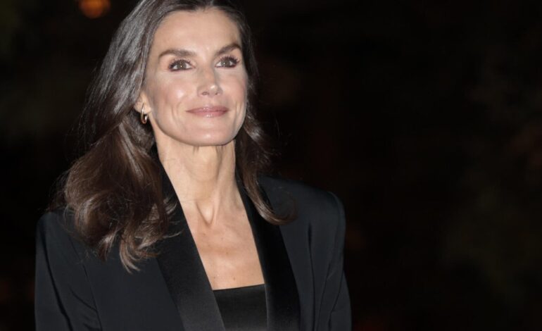 La reina Letizia apuesta por un traje de chaqueta ideal para la cena de empresa