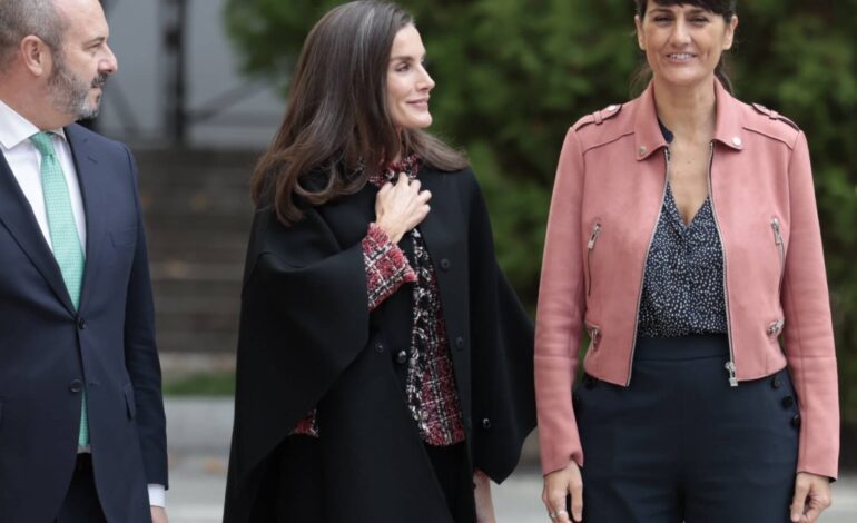 La reina Letizia rescata su abrigo con forma de capa favorito