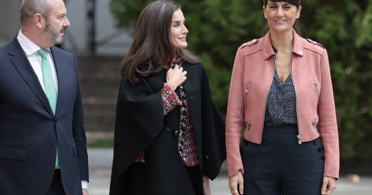 La reina Letizia rescata su abrigo con forma de capa favorito