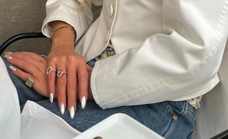 Manicura en blancos y crema, la tendencia más inesperada y favorecedora del invierno